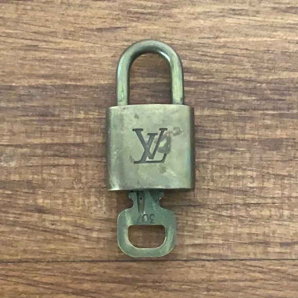 Louis Vuitton Brass '307' Padlock in Goldtone with Goldtone Key [a] - Picture 1 of 6